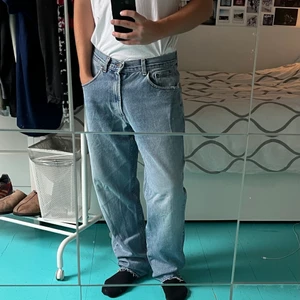 Loose Creem Jeans - Loose Creem Jeans i gott skick, köpt second hand, bra passform, byxorna saknar lapp men uppskattar storlek w30 L32, en del threading i botten