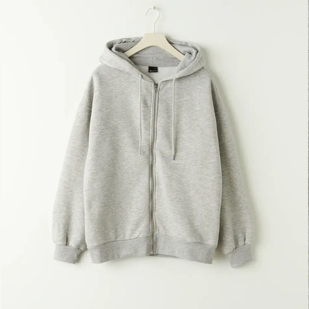 En fin grå oversiced zip hoodie från gina tricot. Aldrig använd och har prislappen kvar. Ordinarie pris: 399kr. Tröjor & Koftor.