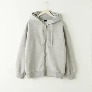 En fin grå oversiced zip hoodie från gina tricot. Aldrig använd och har prislappen kvar. Ordinarie pris: 399kr