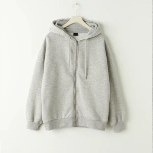 Grå zip hoodie - En fin grå oversiced zip hoodie från gina tricot. Aldrig använd och har prislappen kvar. Ordinarie pris: 399kr