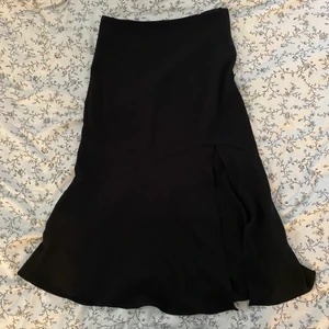 svart satinkjol med slits! - den fINASTE kjolen!!! tyvärr har den blivit för liten i midjan på mig och jag är förkrossad😭 har använt den en gång bara så den är i toppskick! köpt på monki🫶