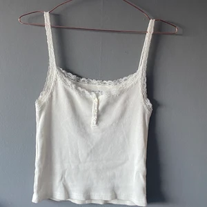 Brandy topp^^ - Säljer mitt Brandy Melville linne då det inte kommer till användning..  Bara haft på mig den en gång (när jag precis fått den) så den är i väldigt fint skick, skickar SJÄLVKLART bilder med den på ifall det önskas:)  Original pris: 180kr