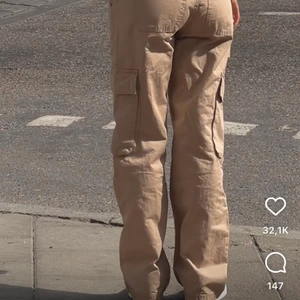 Cargo pants - Säljer dessa snygga slutsålda cargo pants från Gina tricot st 34. Helt nya med lapp på. Ny pris 500kr! 