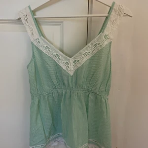 Linne - Fint grönt-vitrandigt linne från vila. Knappt använd så fint skick! 