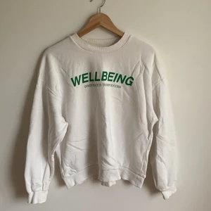 Sweatshirt  - Vit sweatshirt med grönt tryck. Bra skick endast lite fläckar på kragen. Inget som synd enligt mig köpt för ca 400kr 