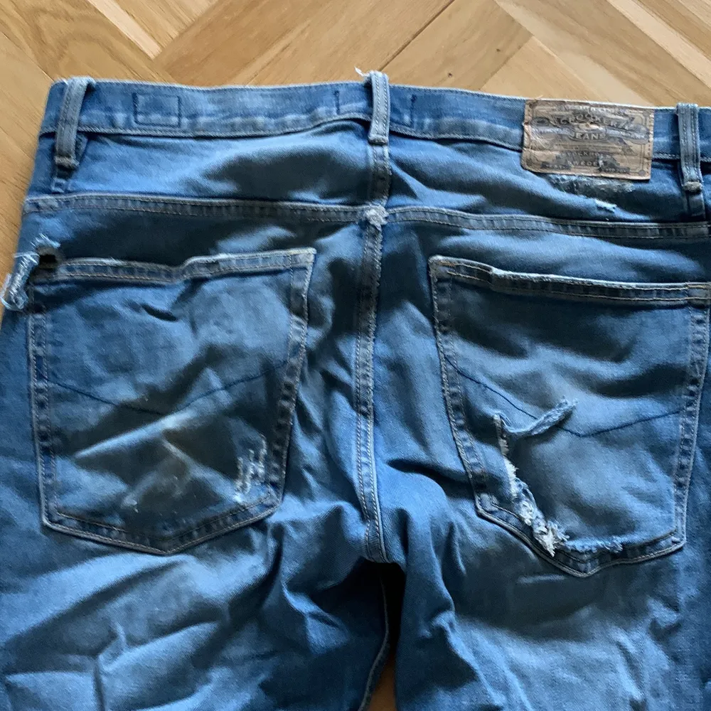 Ena bakfickan är det hål i och byxorna är använda flitigt. . Jeans & Byxor.
