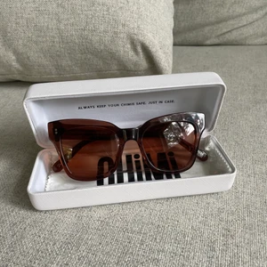 Chimi eyewear glasögon - Säljer ett par oanvända Chimi eyewear glasögon i färgen Coco eftersom jag ej använder dem. Köpta för ca 1200kr. Köparen står för frakten. 