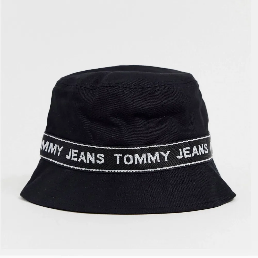 Tommy Hilfiger Jeans Bucket hat med etiketten kvar. Ej använd och säljer pga att den förmodligen aldrig kommer  användas. Accessoarer.