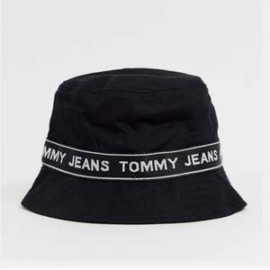 Tommy Hilfiger Jeans Bucket hat med etiketten kvar. Ej använd och säljer pga att den förmodligen aldrig kommer  användas