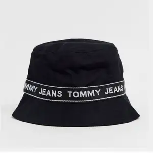Tommy Hilfiger Jeans Bucket hat med etiketten kvar. Ej använd och säljer pga att den förmodligen aldrig kommer  användas