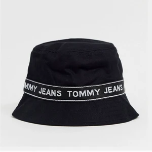 Tommy Hilfiger Jeans Bucket hat  - Tommy Hilfiger Jeans Bucket hat med etiketten kvar. Ej använd och säljer pga att den förmodligen aldrig kommer  användas
