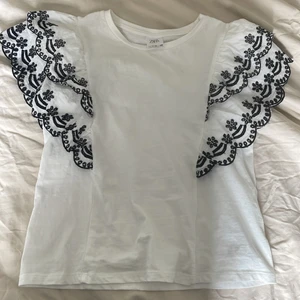 Zara tröja - Hej, funderar på att sälja min älskade tröja från zara⚡️Tröjan är i storlek 152 men passar mig perfekt som är en xs-s i normala fall🪸 kan tänka mig gå ner i pris vid snabb affär🥰om många är intresserade blir det budgivning! Kom privat om du har nån fråga!💕