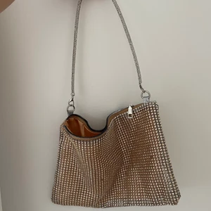 Axelväska - Gullig axelväska i strass. Aldrig använd, extra kedja medföljer🥰 150kr inkl frakt.