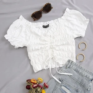 Vit topp  - Säljer denna jättesöta vita toppen ifrån SHEIN då den inte längre kommer till användning 