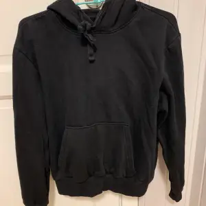 Svart hoodie från H&M i storlek S. 