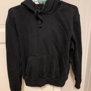 Hoodie i storlek S  - Svart hoodie från H&M i storlek S. 