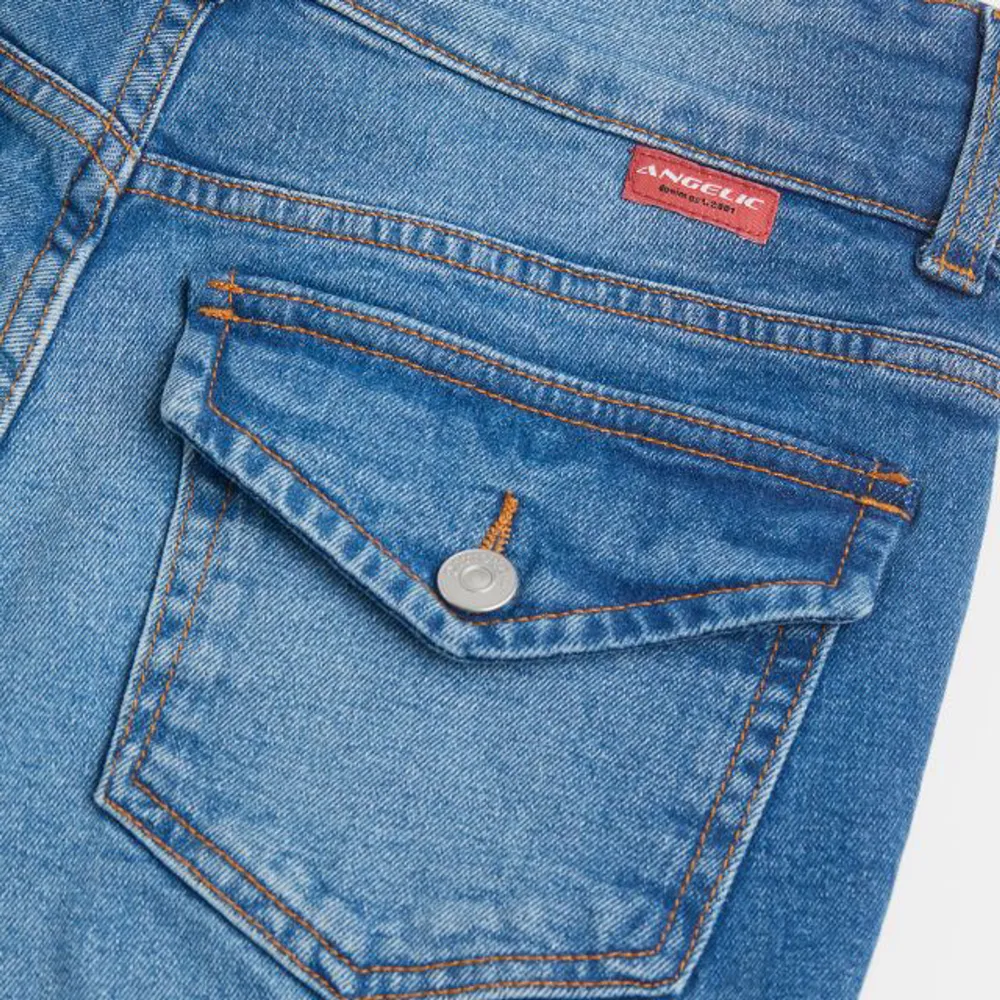 Säljer dom populära Low flare jeans från H&M Helt slutsålda vad jag vet. Kom privat för frågor eller bilder. Knappt använda inga defekter. 💌 Köp direkt 400. Jeans & Byxor.