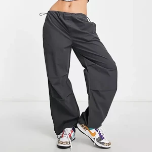 Parachute pants - Stradivarius  - Helt nya mörkgrå parachute cargopants från Stradivarius i storlek S, lappar kvar! 