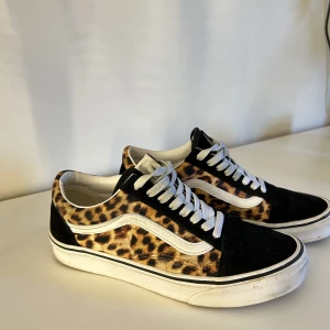Vans - Inga skador Använda fåtal gånger  Lite smuts på den vita sulan, men går att få bort.