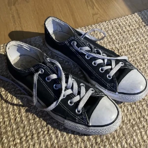 Svarta converse 40 - Svarta låga converse i storlek 40! Har inga hål men är ganska slitna och frakten är dyr, därav billigt pris! Frakt ingår ej i priset 🌟💖