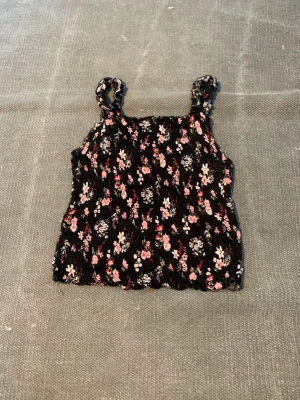 Rafflat Linne  - Refflat linne med blommor! 😍Stretchigt och skönt material! ❤️ så gullig till sommaren och sätter sig verkligen perfect!  🤩 skriv privat om intresse finns 