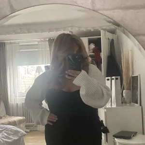 Kofta  - En kort kofta ifrån Hm. Väldigt skön och snygg men kommer ej till användning! St :M