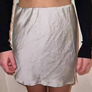 En champagnefärgad kjol från Gina Tricot i strl S