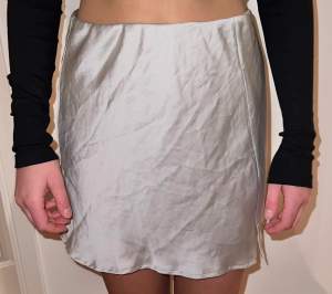 En champagnefärgad kjol från Gina Tricot i strl S