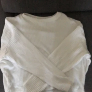 Tröja  - Fin vit stickad tröja. Jätte skön och mysig. Knappt använd. 