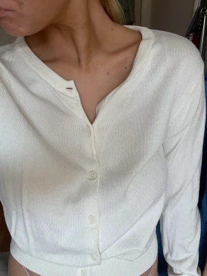 Kofta - Vit kofta i nyskick!! Superfin Ingela fläckar 