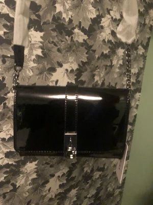 Axelremsväska  - Oanvänd Guess ny pris 1090