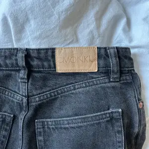 Jättefina jeans från monki som säljs i hopp om att någon får mer användning för dom. Jag är 167/168cm för referens 💛 Fraktkostnaden ingår inte 📦 Säljs till högst bud. Köp direkt för 300kr + fraktkostnad. 