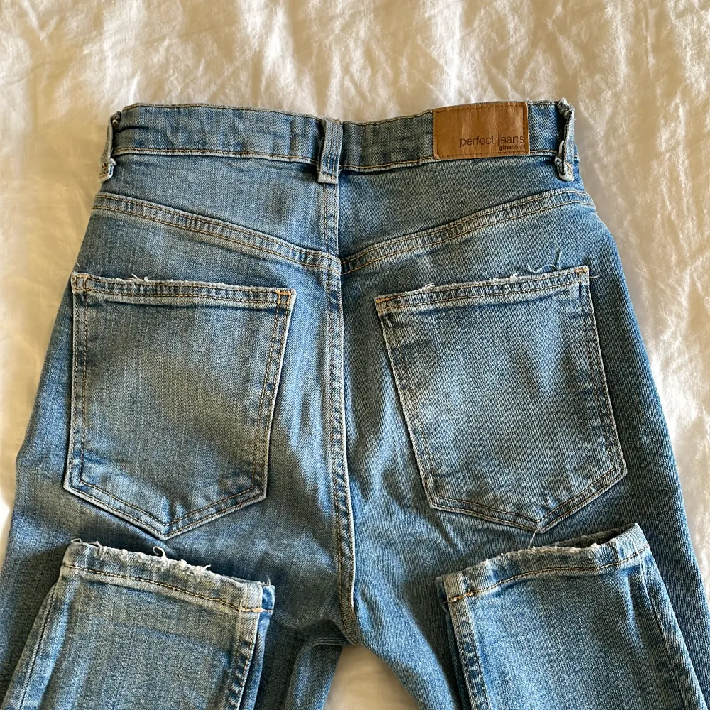 Högmidjade skinny-jeans från Ginatricot i storlek 34, använt ett antal gånger. . Jeans & Byxor.