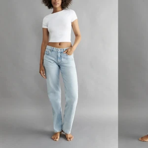 Lågmidjade jeans - Blå lågmidjade jeans i storlek 38!! Sitter prefekt på en 36 som lite mer oversized men lite tajtare på 38 ff oversized!!❣️