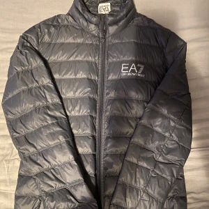 Armani jacka - Tunn jacka från Armani i bra skick Storlek M, men ganska liten i storleken 