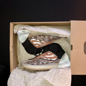 Adidas Yeezy Boost QNTM flash orange - Skorna är som nya, använda bara 1 gång. Köpta från SNS.   Ingen smuts, inga märken, inget fel.  Kvitto finns tyvärr ej kvar.  Självklart äkta.   Stl: US 9,5 EU 43,5 UK 9   Kan skickas, frakt ingår i priset eller träffas.