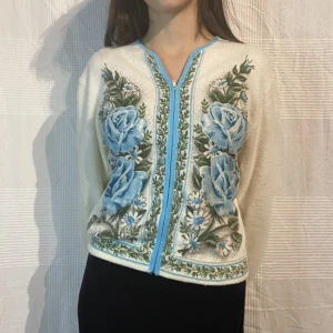Vintage blommig cardigan - Vintage kofta med blommor och dragkedja, supermjuk! Står ingen storlek men passar som en XS🤍 Köp nu är på!