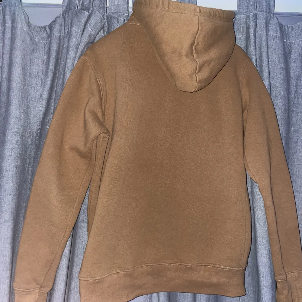 En as skön o snygg pull&bear hoodie i skön färg(brun) i Medium men passar även en small! Skicka dm vid fundering, köpare står för frakten. Hoodies.