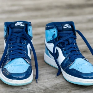 Jordan 1 high UNC patent  - Använda fåtal gånger och är ytterst lite creasade. Köpta för 6900kr. Jag säljer de för dem inte passar mig längre