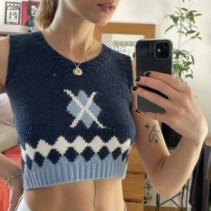Stickad top - Stickad croptop i okej skick. Älskar den men tyvärr är den lite för liten för mig då den är XS. 