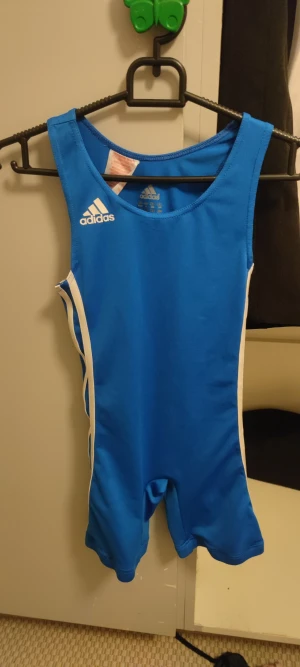 Brottningsdräkt  - Nästan oanvända 400 kr för båda. Storleken passar för 128-140.