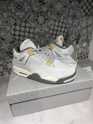 Jordan 4 craft  - Hej jag säljer nu mina sprillans nya Jordan 4 craft för ett bra pris 2999 kr, aldrig använda och enligt mig så är de väldigt fräna. Köparen står för frakten eller så kan vi dela på den. Kan mötas upp i Enköping, Stockholm, Västerås, eller Uppsala 