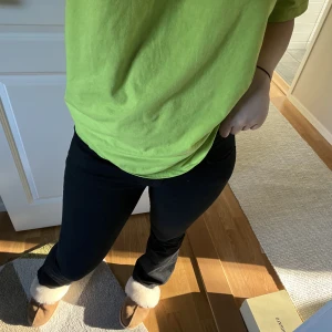 Lågmidjade jeans - Säljer mina lågmidjade jeans med bootcut! Såå snygga men tyävrr för små för mig. Väldigt sparsamt använda och är i väldigt bra skick! Skriv för fler bilder, du står för frakten💕🫶🏼