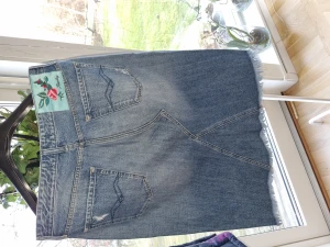 Replay jeanskjol  - Som ny, använd 1 gång, nu för stor på mig 😥 snygga slitningar & lite bling på kjolen. W30. Skickas spårbart 69:- Rökfritt hem men har hund. 