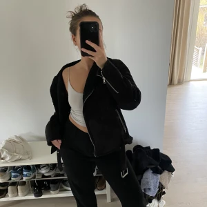 Bikerjacka - Säljer denna svarta teddy/bikerjacka. Mjuk teddy inuti så den är väldigt skön. Skärp medföljer. Passar mig som vanligtvis har storlek s. 