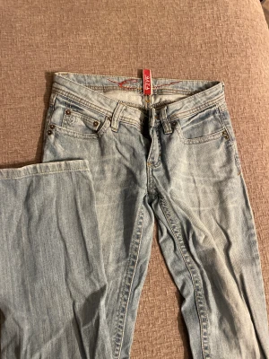 esprit jeans - låga esprit jeans i en staright modell! storlek 36 och är superfina!☺️