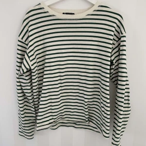 Zara randig tröja - En grön randig tröja från zara i fint skick, säljer åt min kompis💘