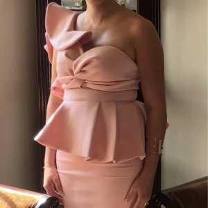 Tvådelad klänning  - En tvådelad klänning där det är separat topp och kjol. Klänningen passar för alla festligheter såsom bal/bröllop/fester.  Klänningen är använd en gång men i super skick.   Säljs pga platsbrist 