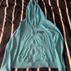 Pink hoodie  - En tunn hoodie. Använt den mycket men ändå i bra skick. Lite turkos grön i färgen. Tror att det är storlek L men sitter som M. 