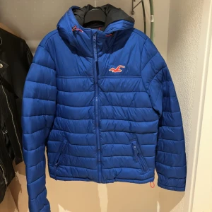 Hollister Jacka - En gammal häftig jacka i blå färg. 